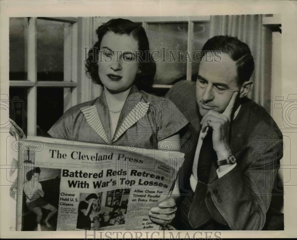 1951 Press Photo James N.Gape and wife reads Cleveland Press Newspaper