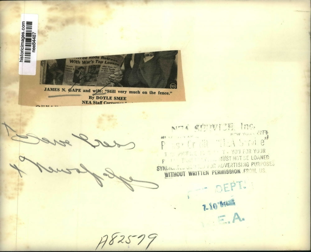 1951 Press Photo James N.Gape and wife reads Cleveland Press Newspaper