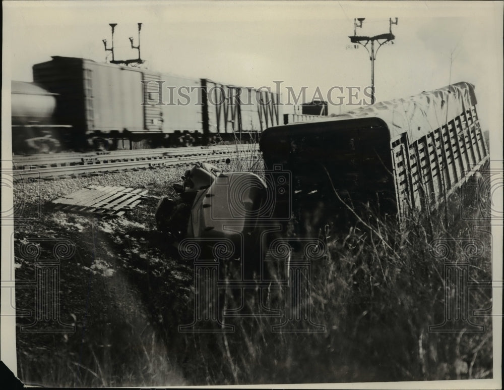 1940 Press Photo Truck crashed along a railroad track in Ohio - nee84780