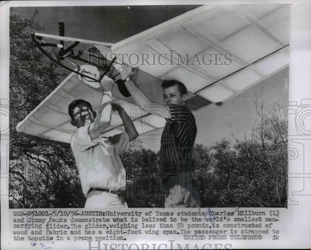 1956 Press Photo Univ. of Texas students demonstrates man carrying glider.
