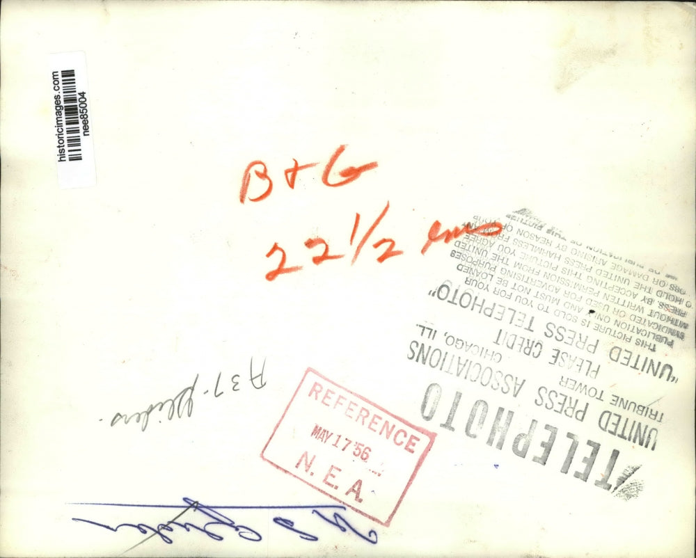 1956 Press Photo Univ. of Texas students demonstrates man carrying glider.