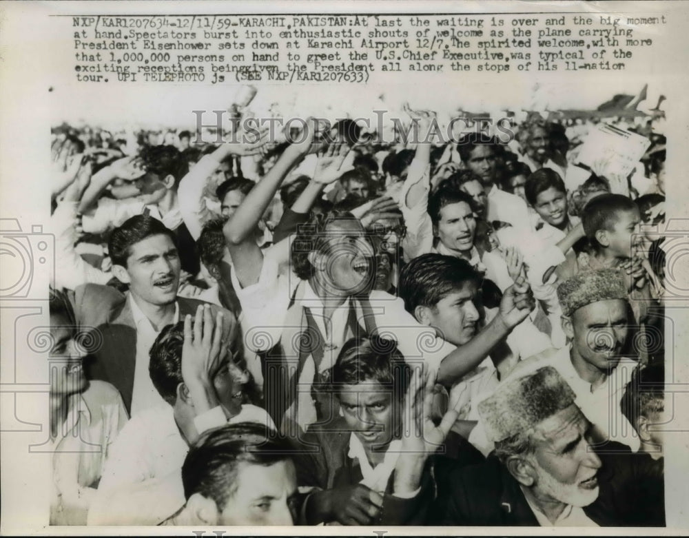 1959 Press Photo Crowds welcomed U.S. Pres. Eisenhower at Karachi Airport
