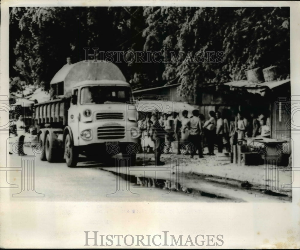1969 Press Photo Armed Soldiers stan guard as refuguees line for food.