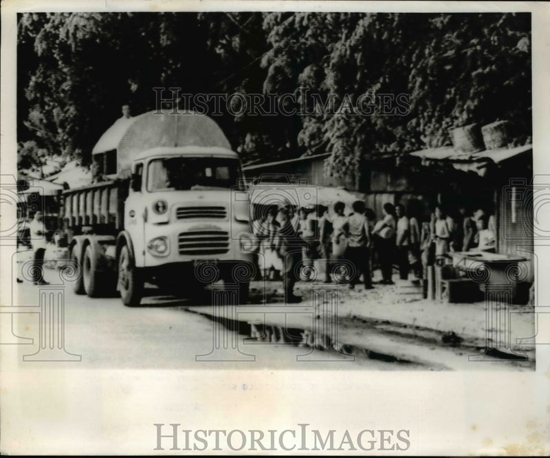 Load image into Gallery viewer, 1969 Press Photo Armed Soldiers stan guard as refuguees line for food.
