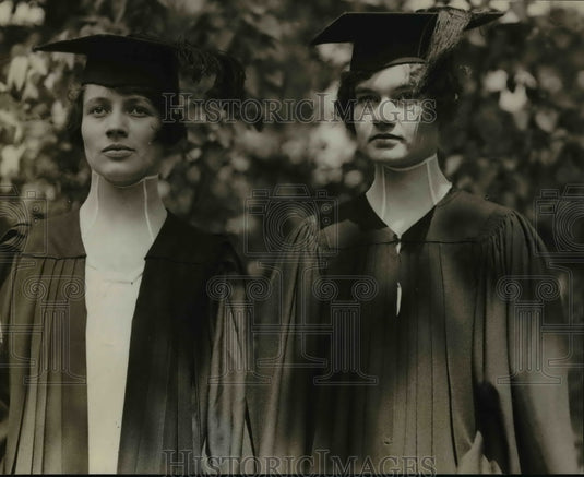 1930 Press Photo Georgia Hodges & Virginia Pendleton at Wellesley Commencement.