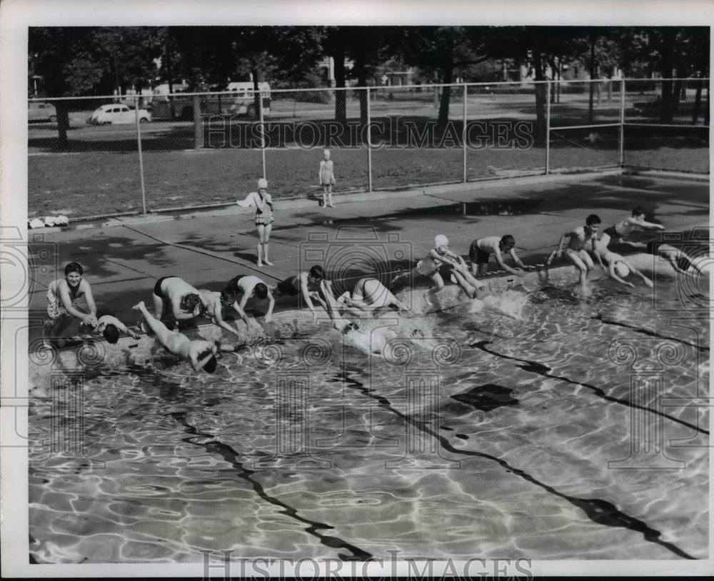 1957 Press Photo First Day Of Summer At Lincoln Pool - nee85404