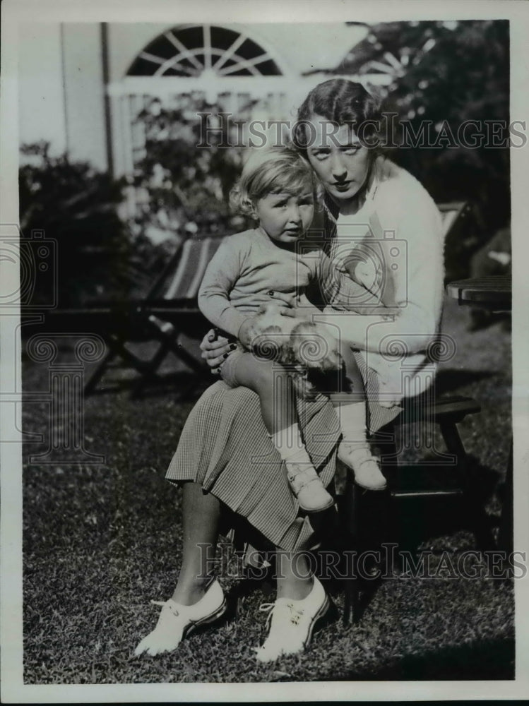 Load image into Gallery viewer, 1934 Press Photo Mrs Francis CE Hitchcock &amp; son Francis of NYC on vacation
