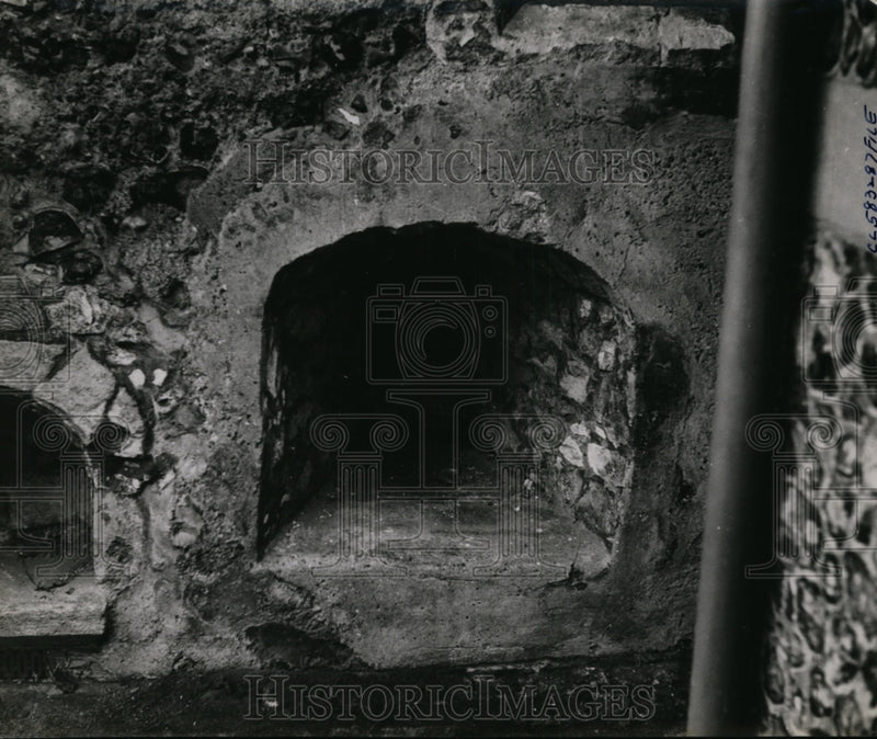 Load image into Gallery viewer, 1940 Press Photo Alcove looking down to church workishipped at Englanf
