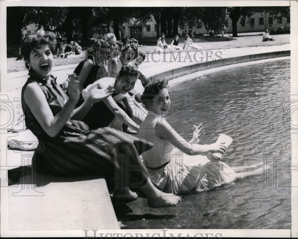 1956 Press Photo Girls deep their feet on the Reflecting Pool in Washington