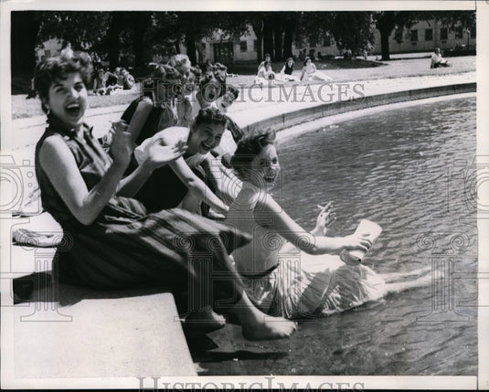 1956 Press Photo Girls deep their feet on the Reflecting Pool in Washington