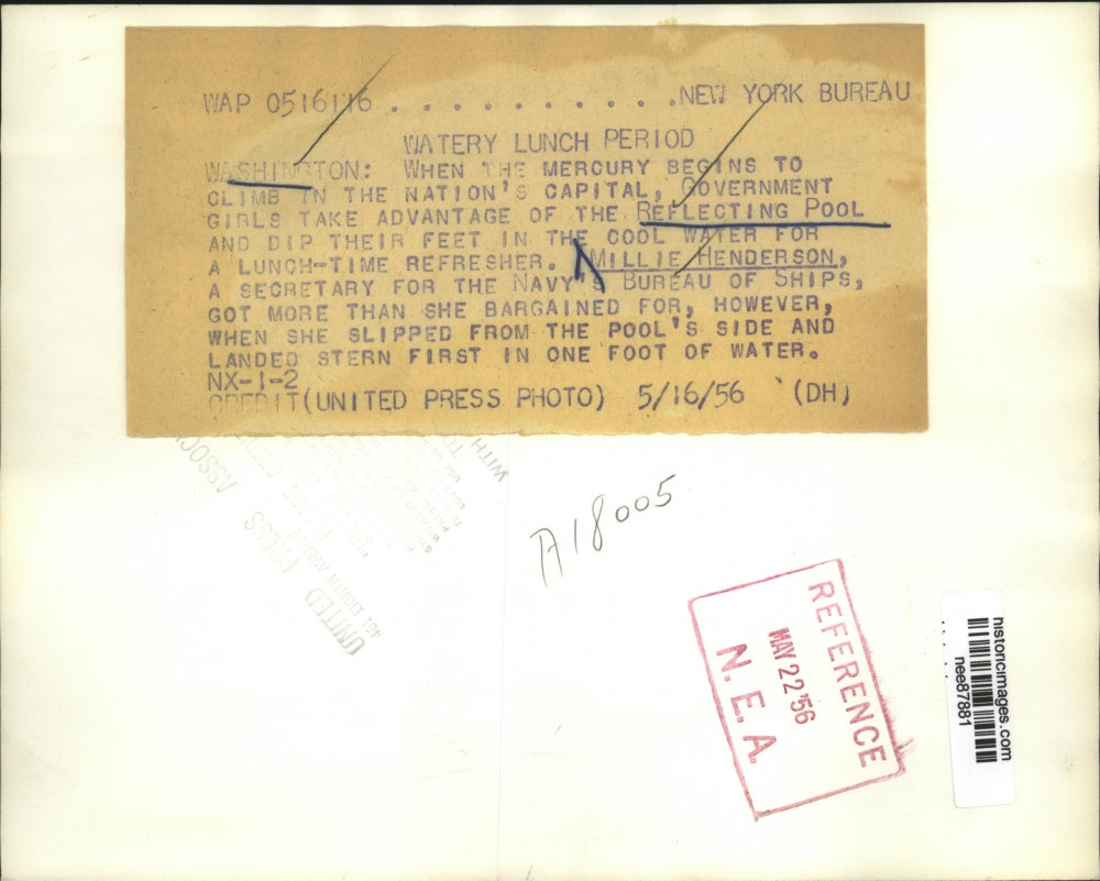 1956 Press Photo Girls deep their feet on the Reflecting Pool in Washington