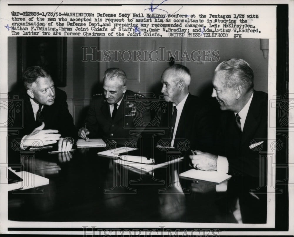 1958 Press Photo Neil McElroy U.S Defense confers at the Pentagon - nee88838
