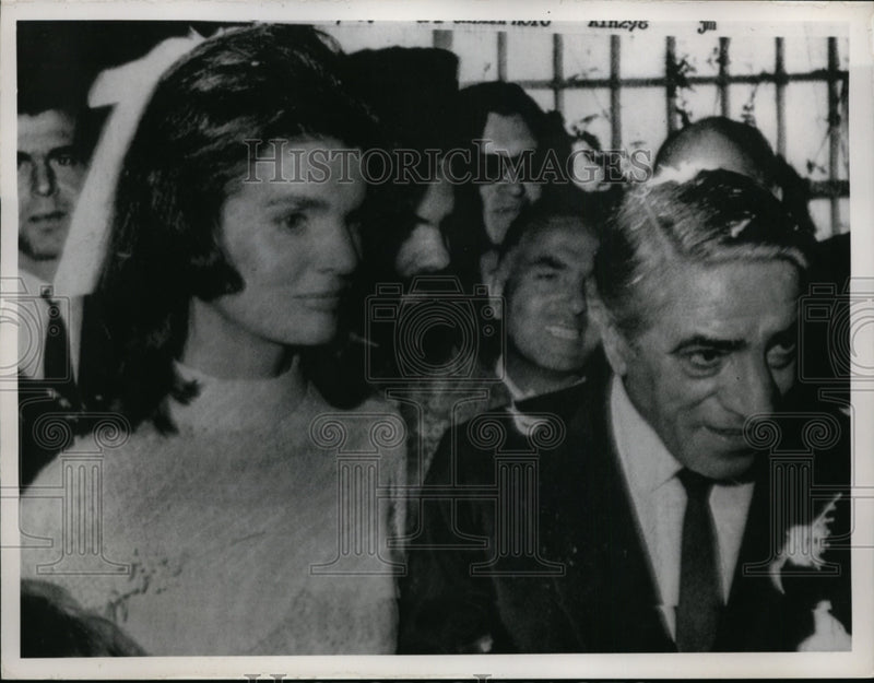 Load image into Gallery viewer, Press Photo Mrs Jacqueline Kennedy &amp; Aristotle Onassis - nee88887
