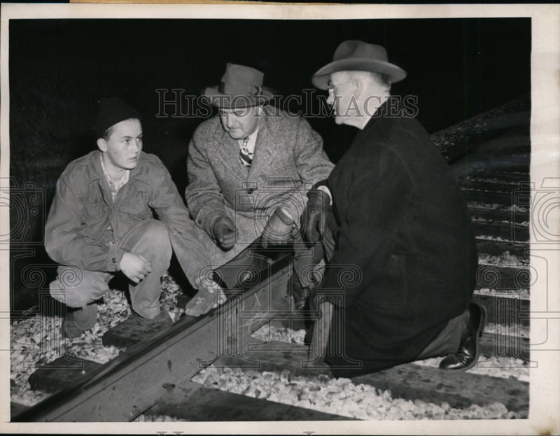 Load image into Gallery viewer, 1947 Press Photo Robert Sims confessed that he tried to wreck train - nee88967
