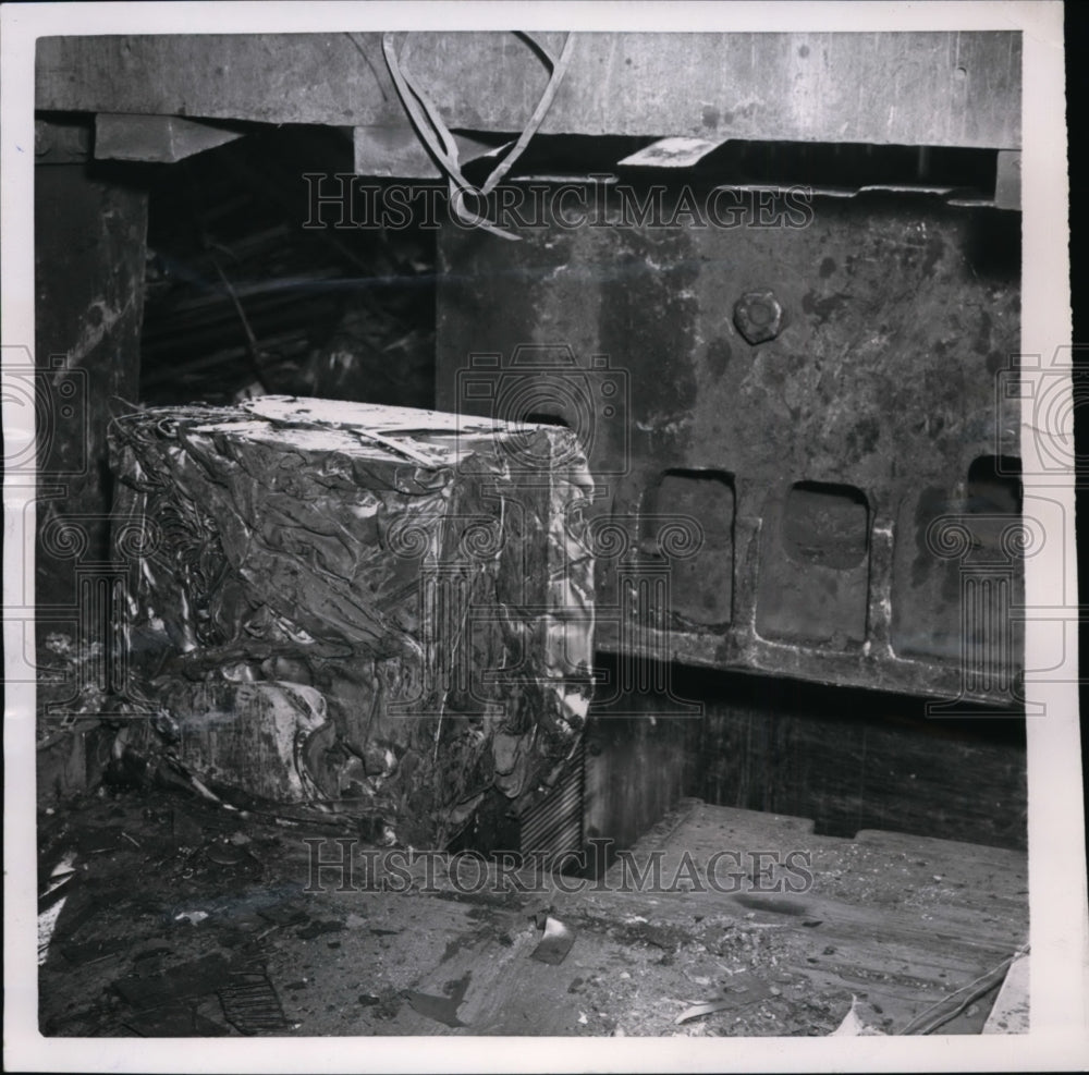 1951 Press Photo Iron Scarps being squared up in a Box like machine - nee89126