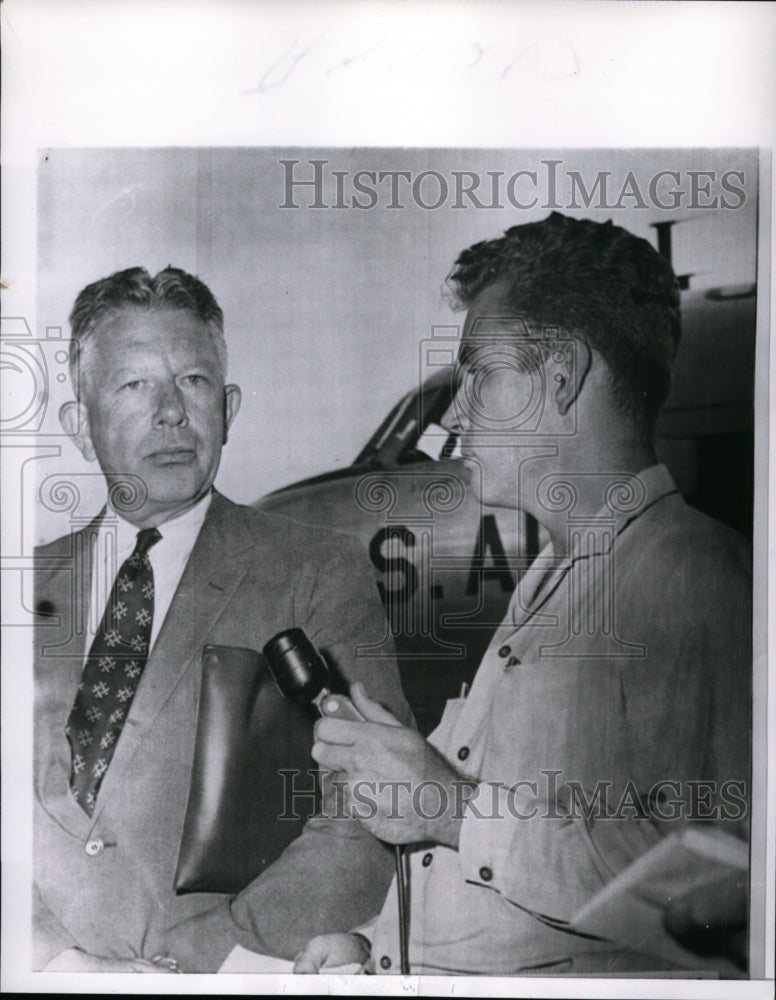 Load image into Gallery viewer, 1958 Press Photo Secretary of Defense Neil McElroy &amp; newsman Dick Bate in Fla
