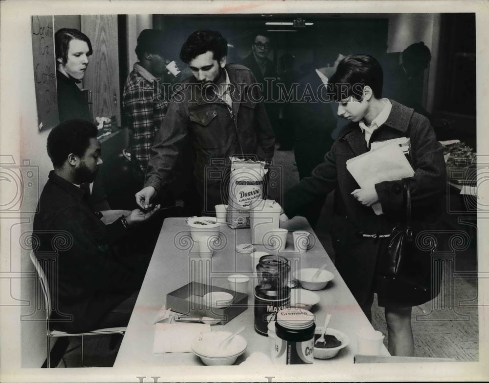 1970 Press Photo Student Run cafeteria at Cuyahoga Comm. College - nee89287