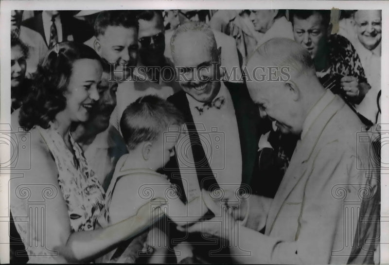 Load image into Gallery viewer, 1952 Press Photo Presidential candidate Eisenhower on campaign trail
