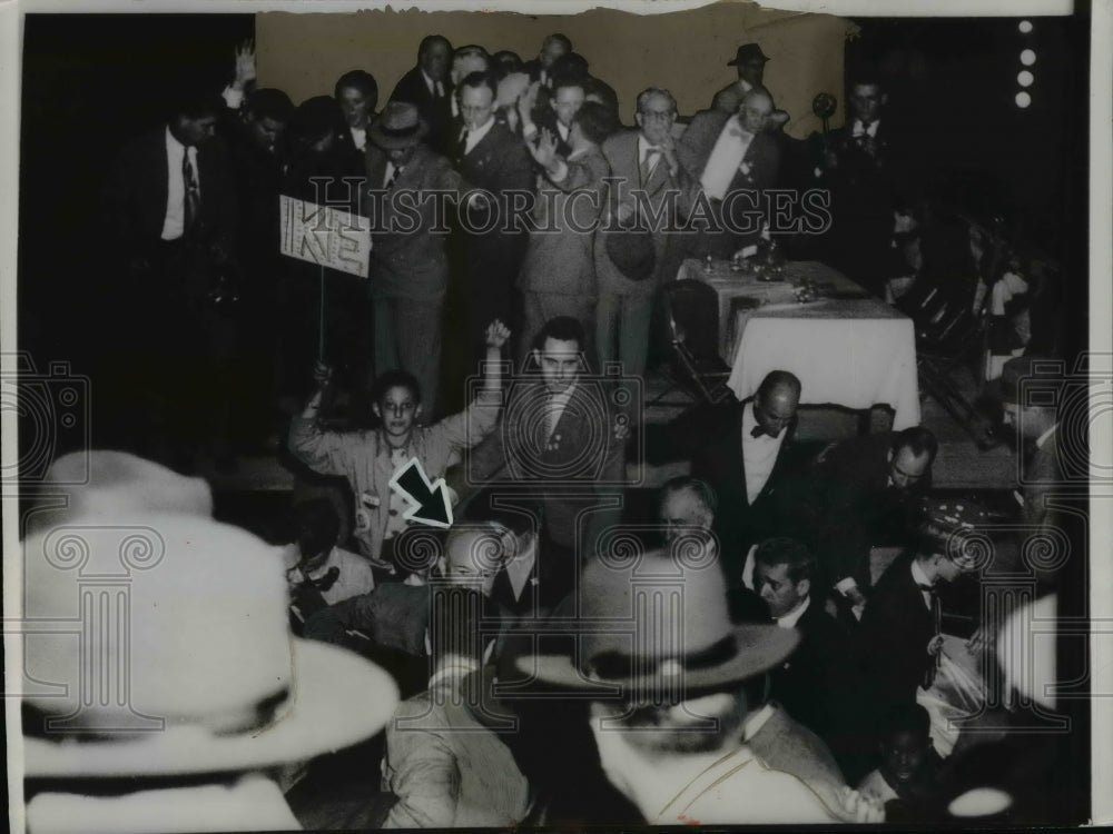 1952 Press Photo Dwight Eisenhower walked away after platform collapsed
