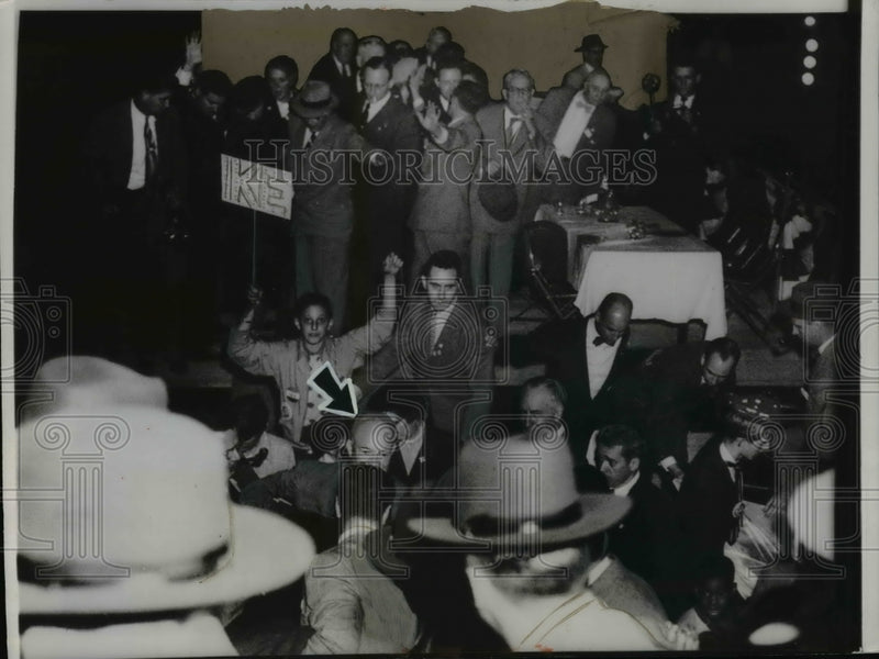 Load image into Gallery viewer, 1952 Press Photo Dwight Eisenhower walked away after platform collapsed
