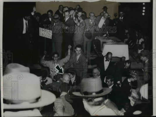 1952 Press Photo Dwight Eisenhower walked away after platform collapsed