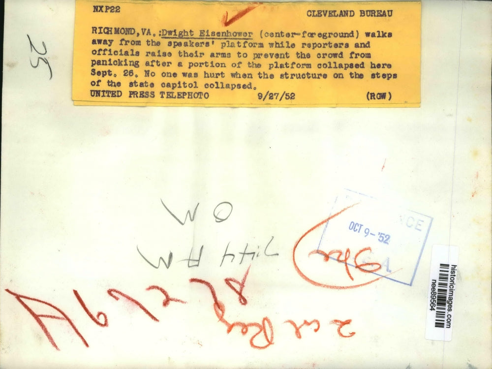 1952 Press Photo Dwight Eisenhower walked away after platform collapsed