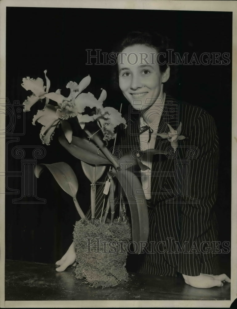 1940 Press Photo Margerat Lager Women Orchidist in American with white Orchids