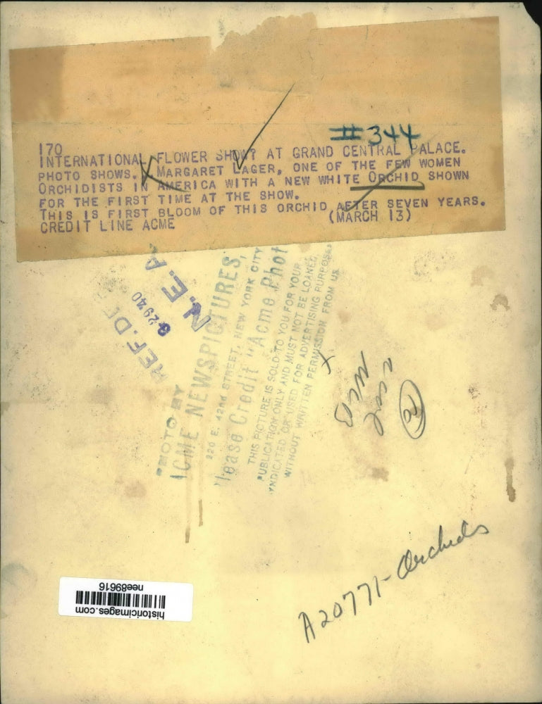 1940 Press Photo Margerat Lager Women Orchidist in American with white Orchids