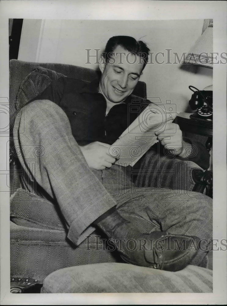 1939 Press Photo Bucky Walters pitcher of Cinncinati Reds at his home