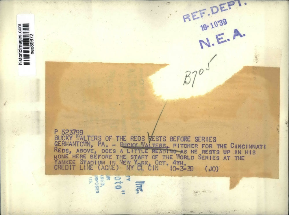 1939 Press Photo Bucky Walters pitcher of Cinncinati Reds at his home