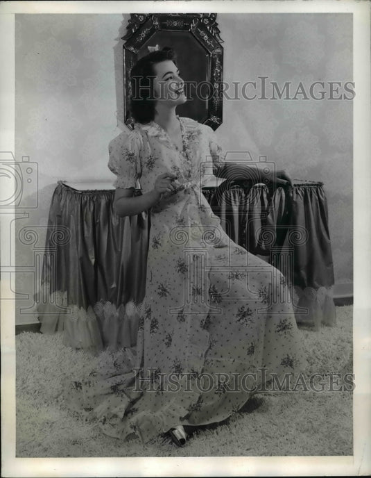 1942 Press Photo Nightgown has a ruffled neckline to match ruffled edge