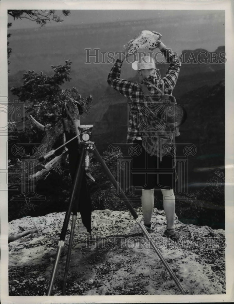 1953 Press Photo James Knudson at the Rim of Grand Canyon Nationa Park