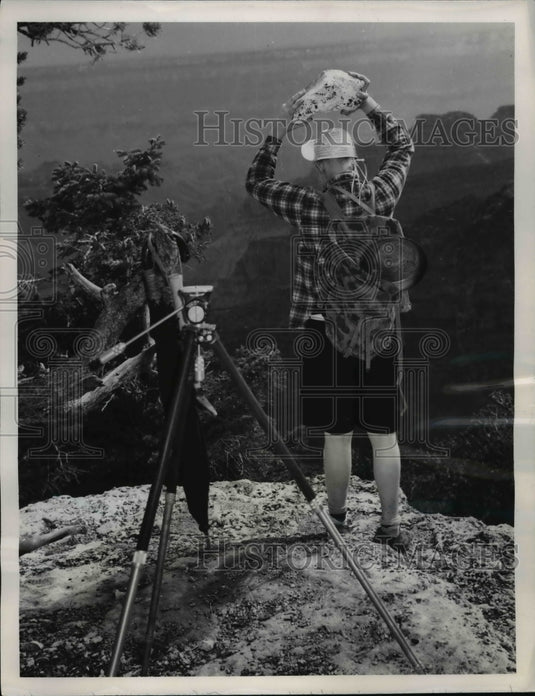 1953 Press Photo James Knudson at the Rim of Grand Canyon Nationa Park