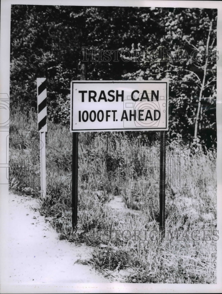 1959 Press Photo Signs for Drivers in Ohio where to dump trash - nee89867