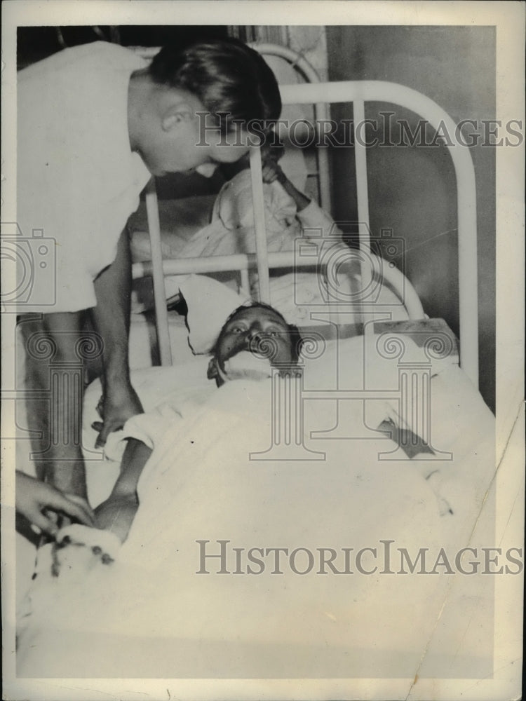 Load image into Gallery viewer, 1931 Press Photo Peter Mooney in Chicago hospital from fire at Colony Theater
