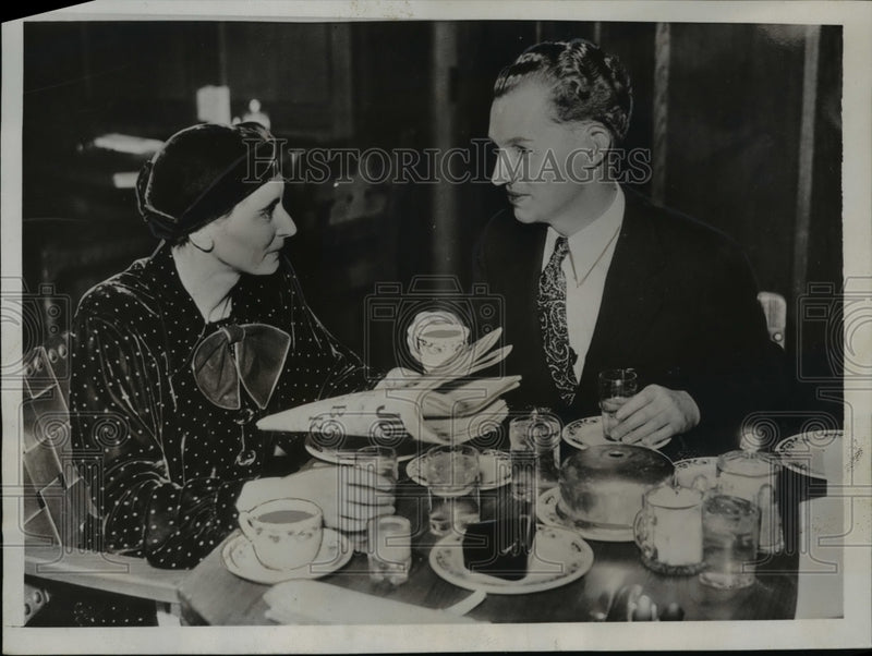 Load image into Gallery viewer, 1935 Press Photo Ned Hale Smith blind lawer now a Judge with his wife in Detroit
