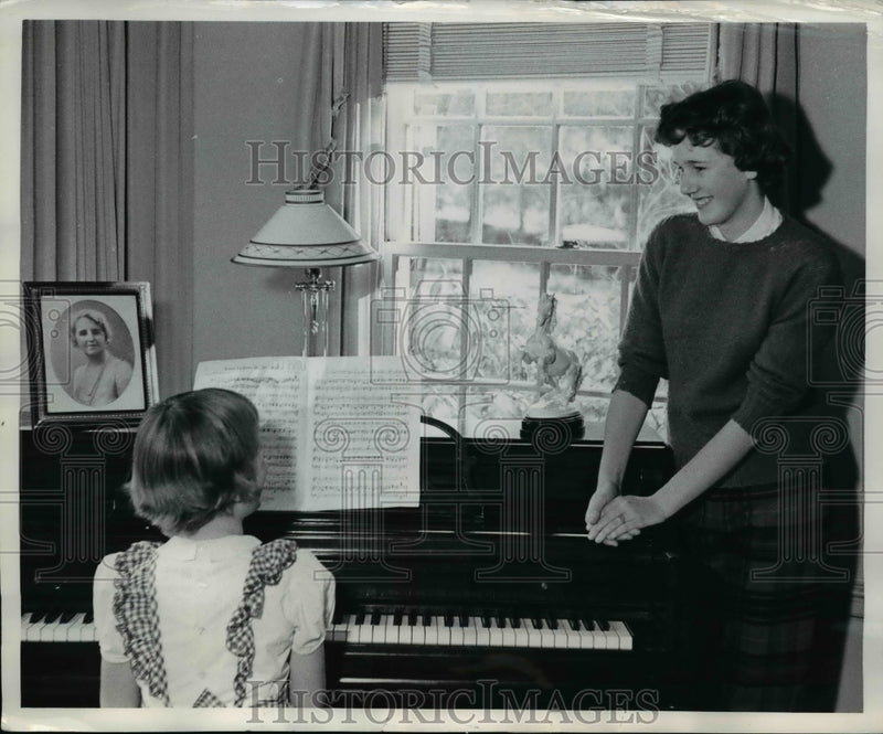Load image into Gallery viewer, 1960 Press Photo Paula Pace lends a hand to Penny Pace with her Piano Lesson
