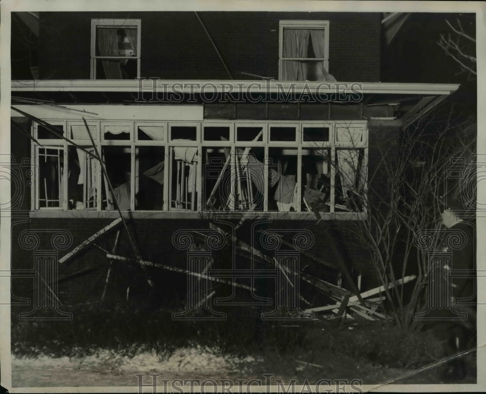 1928 Press Photo Circuit Judge John Swanson inspect home destroyed by explosion