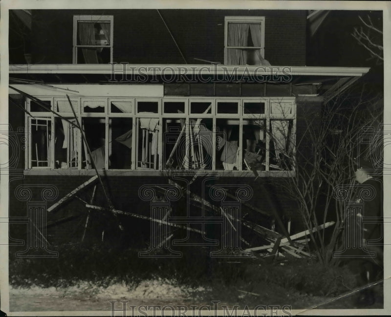 Load image into Gallery viewer, 1928 Press Photo Circuit Judge John Swanson inspect home destroyed by explosion
