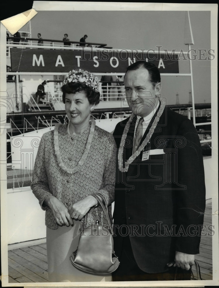 Load image into Gallery viewer, 1962 Press Photo Mr and Mrs Frank J Byrne abroad the SS Matsonia in Los Angeles
