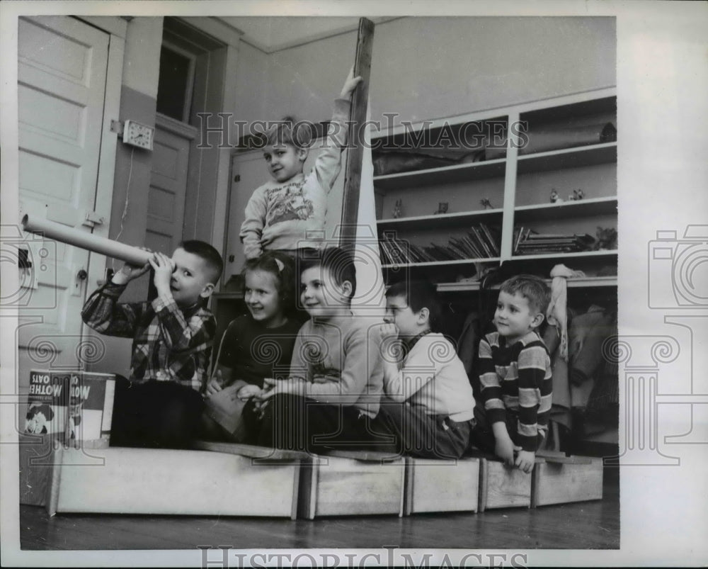 1958 Press Photo KIndergarten in their classroom at Garfield Ohio - nee90288