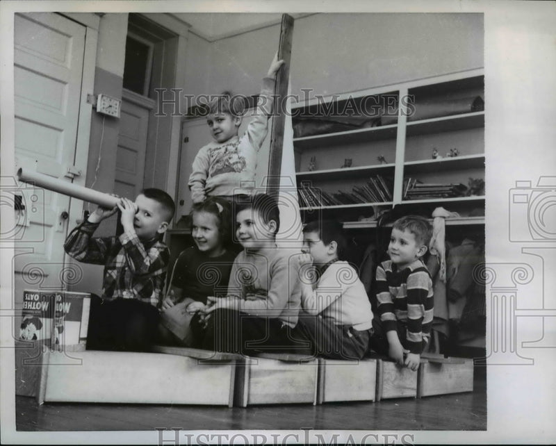 Load image into Gallery viewer, 1958 Press Photo KIndergarten in their classroom at Garfield Ohio - nee90288
