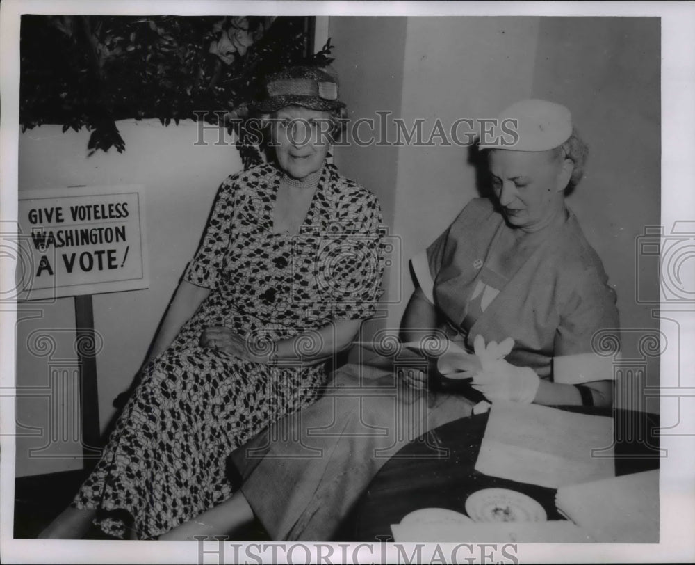 1955 Press Photo Mrs. Borden Harriman Reading A Card - nee90364