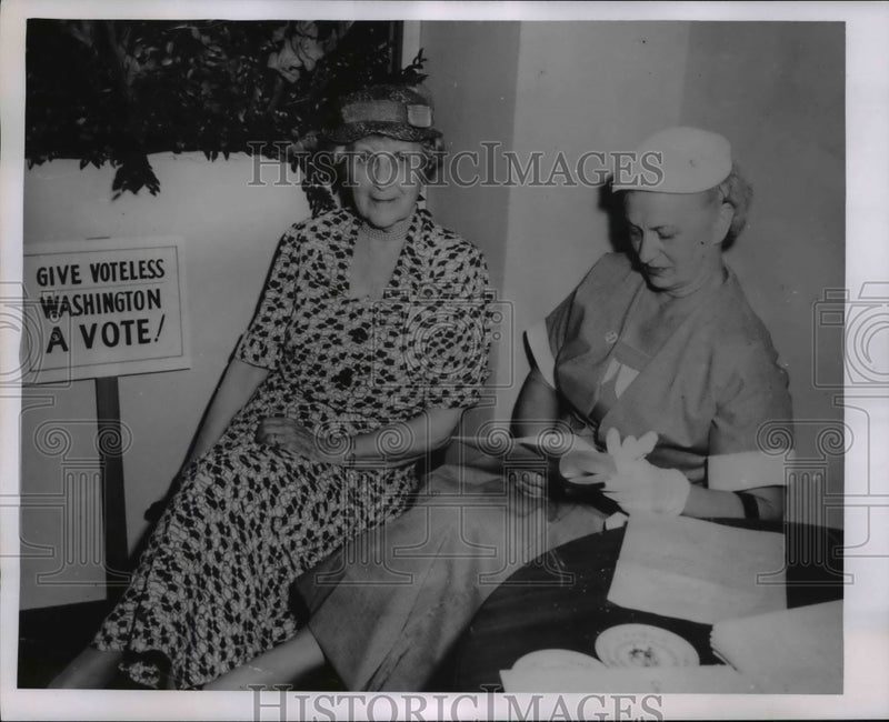 Load image into Gallery viewer, 1955 Press Photo Mrs. Borden Harriman Reading A Card - nee90364
