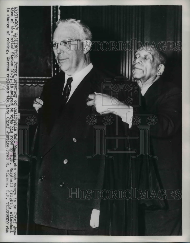 1953 Press Photo Earl Warren sworn as Chief of Justice of United States