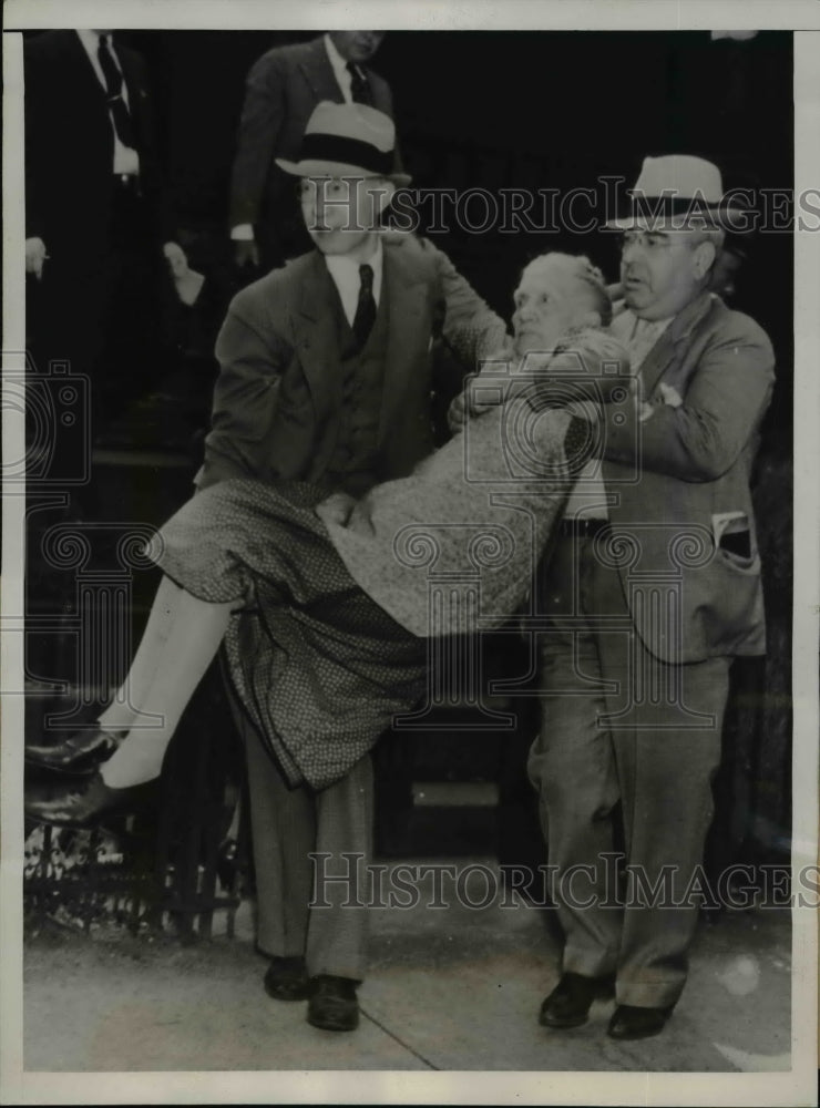 1938 Press Photo Augusta Kaiser carried out by bailiffs from her home