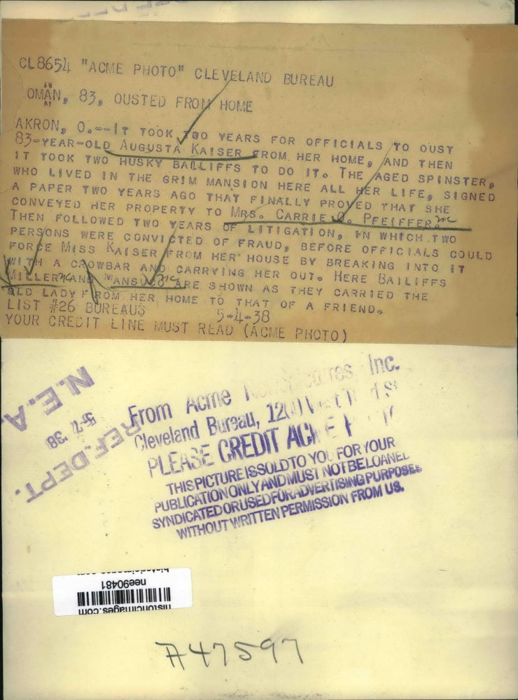 1938 Press Photo Augusta Kaiser carried out by bailiffs from her home