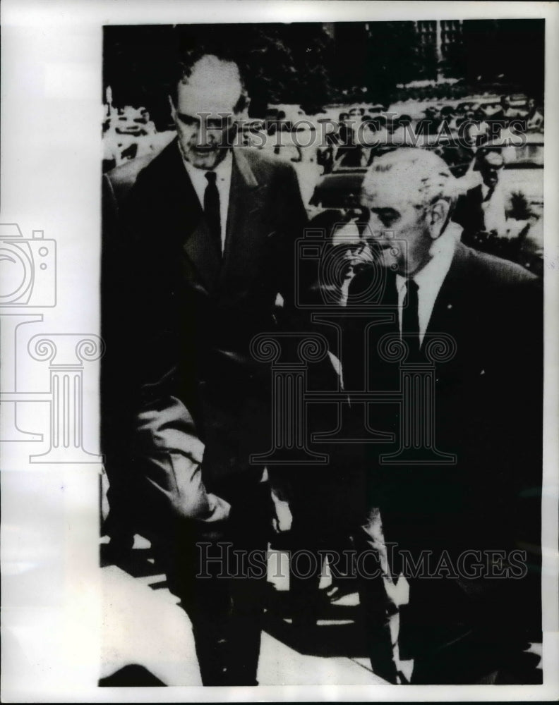 1967 Press Photo Pres.Lyndon Johnson greeted by Australian Minister John McEwen - Historic Images