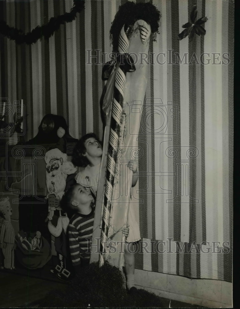1951 Press Photo Children at Ottilie Orphanage with giant candy Cane - nee90541
