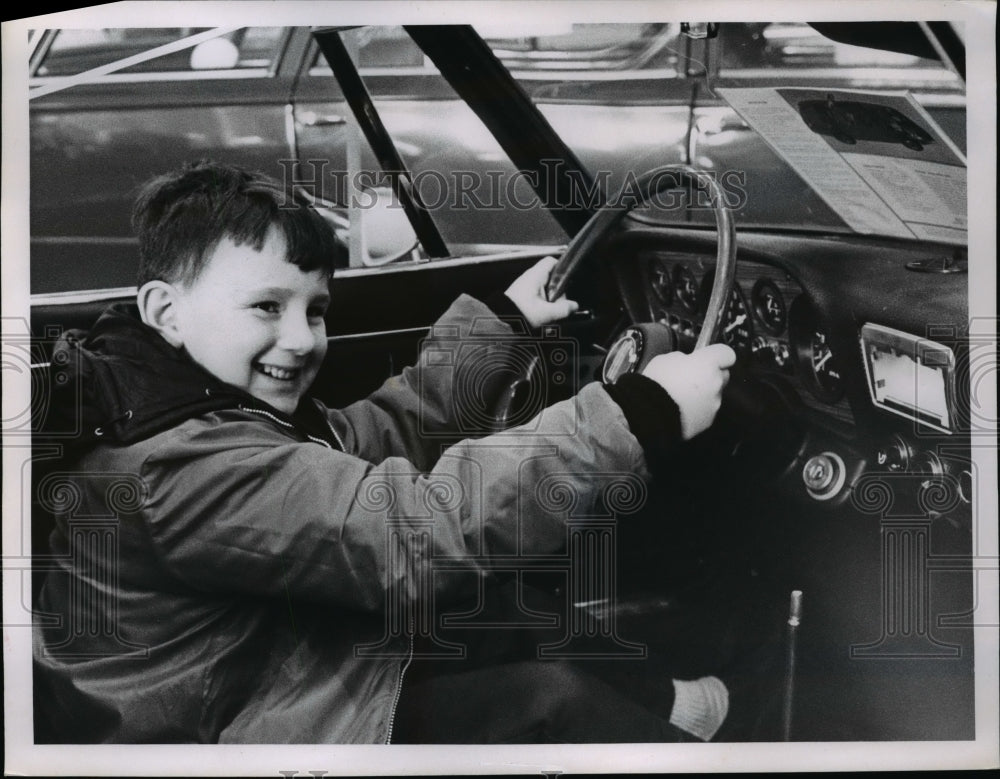 Press Photo Wesley Crawford at the car show. - nee90596